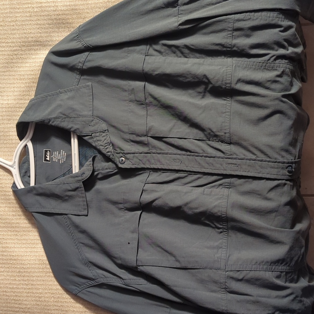 REI outdoor hiking shirt men's large. 2 breast/2 arm pockets dark blue
